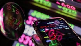 台股盤中區間震盪台股19日挑戰收復季線約22435點，遇季線反壓走勢區間狹幅震盪，金融震盪整理，盤中台積電回神守平盤，鴻海、聯發科勁揚，中小型股勁揚，帶動加權指數重返22400點之上。中央社記者翁睿坤攝　113年8月19日