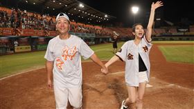 ▲林益全與妻子一起接受2000安表揚。（圖／統一獅提供）