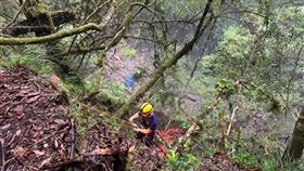 女不慎跌落特富野古道邊坡受傷  消防馳援嘉義市盧姓女子24日與丈夫到阿里山特富野古道健行時不慎跌落邊坡，頭部有外傷，嘉義縣消防局獲報馳援，晚間已將盧女救出送醫。（嘉義縣消防局）中央社記者黃國芳傳真  113年8月24日