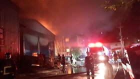 新北泰山區楓江路工廠火警新北市府消防局24日晚間表示，泰山區楓江路晚間發生火警，派出人車全力搶救，至晚間將近12時控制火勢。（民眾提供）中央社記者黃旭昇新北傳真    113年8月24日