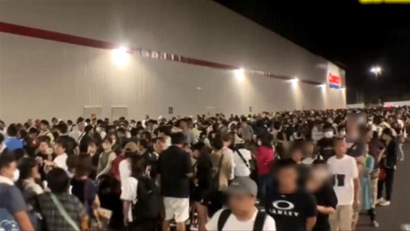 沖繩上千人徹夜排隊　好市多提早開門營業