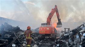 消防隊經歷漫漫長夜的灌救，目前仍有殘火持續處理中。（圖／消防隊提供）