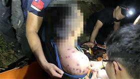 屏東學生團浸水營古道遇蜂螫  41歲嚮導送醫不治來自屏東的學生登山團22日傍晚在台東浸水營古道遭虎頭蜂攻擊，41歲洪姓嚮導背部嚴重遭螫傷，消防局人員以擔架搬運下山，緊急送醫搶救23日凌晨仍宣告不治。（台東縣消防局提供）中央社記者盧太城台東傳真  113年8月23日