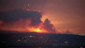 黎巴嫩與以色列邊境一側爆出巨大火光。（圖／路透社／達志影像）