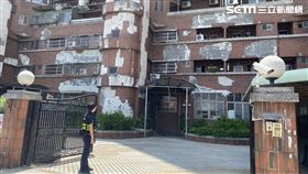 男性工人在住宅大樓5樓修繕鐵窗時，疑似重心不穩，整個人往窗外掉。（圖／翻攝畫面）