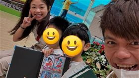 蔡阿嘎（右1）、蔡桃貴(右2)、蔡波能（左2）、二伯（左1）一家人出國旅遊。（圖／翻攝自蔡阿嘎IG）