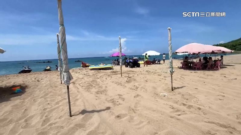陽傘插滿沙灘　墾管處遭疑「不敢PO全景」