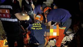 女子登山不慎從山洞掉落，所幸即時被警消尋獲。（圖／消防隊提供）