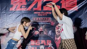 《鬼才之道》陳柏霖（右）與王淨（左）親自示範鬼才拳遊戲方式。（圖／牽猴子提供）