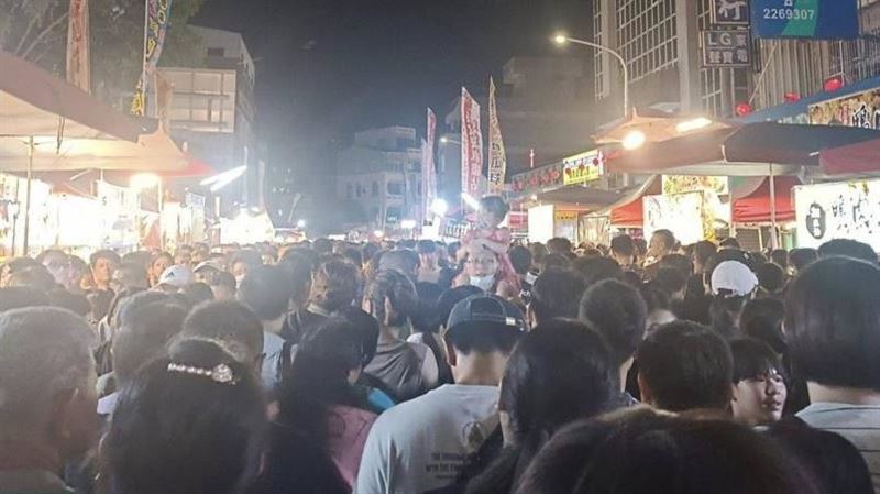 「人潮擠爆」不是墾丁　網：比過年還熱鬧