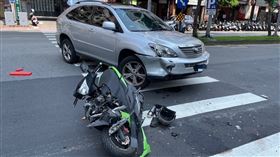 機車騎士慘遭迴轉車撞飛。（圖／警方提供）
