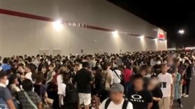 好市多開幕首日，上千民眾凌晨就開始徹夜排隊，想要搶先入場。（翻攝X@ryukyushimpo）