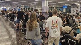 以色列開戰，班古里昂國際機場湧現大批逃難人潮。（圖／翻攝Ｘ@sentdefender）