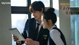 《完美的家族》金永大（左）暗戀同班同學朴柱炫。（圖／MyVideo提供）