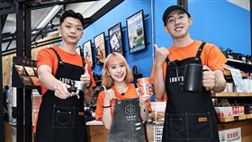 桃園璞園領航猿球星白曜誠(右)與李家慷(左)及啦啦隊油米化身一日店長服務球迷。（圖／老窩咖啡提供）