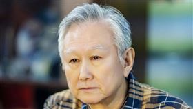 談學斌在劇中飾演罹患失智症的退休法官。（圖／大愛提供）