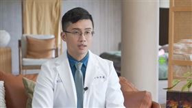 小兒科醫師林智葳熱愛健身，身材精壯。（圖／翻攝醫心葳你Wei醫師臉書）