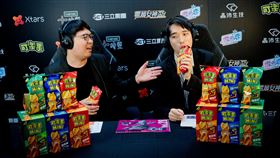 ▲可樂果全新推出MiNi系列讓主播賽評讚不絕口，能夠輕鬆倒著吃，不沾手又方便。(圖/主辦單位提供)