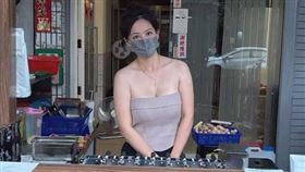 高雄一家烤玉米攤，因為老闆娘穿著火辣知名。（圖／翻攝自高雄揪出遊 臉書）