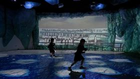 海生館發展投影與沉浸式數位體驗新型展演國立海洋生物博物館近年發展投影與沉浸式數位體驗等新型展演方式，海生館助理研究員李宗賢認為，未來30年可能都還辦不到完全不展示動物。中央社記者黃郁菁攝  113年8月25日