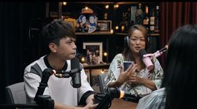 ▲蔡阿嘎、二伯上節目說明「蘿拉是件」始末。（圖／翻攝自YouTube／百靈果News）