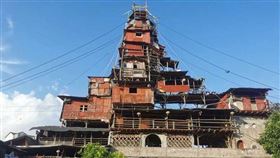 貴州有一棟樓用各種材料拼湊而成，宛如「霍爾的移動城堡」。（圖／翻攝自微博）