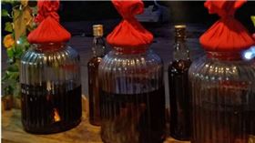 泰國曼谷近日發生嚴重假酒中毒事件，導致21人身體不適送醫，其中1人死亡、1人傷重、7人失明，另有多名患者接受洗腎治療。（圖／翻攝自臉書）