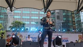 新北辦印尼移工嘉年華（2）新北市勞工局與駐台北印尼經濟貿易代表處25日在市民廣場舉辦「印尼移工文化嘉年華」活動，印尼歌手Denny Caknan（丹尼．?克南）（前）登台演唱。（勞工局提供）中央社記者王鴻國傳真  113年8月25日