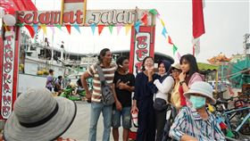 屏東東港印尼漁工歡慶國慶日屏東印尼漁工團體25日在東港港邊慶祝印尼國慶日，一名在台灣延繩釣船工作5年的漁工（前左條紋衣者）表示，獨立紀念日是非常重要的節日，讓印尼人記住當初脫離殖民的掙扎，很開心有慶祝活動，讓漁工覺得「離家鄉並不遠」。中央社記者黃郁菁攝  113年8月25日