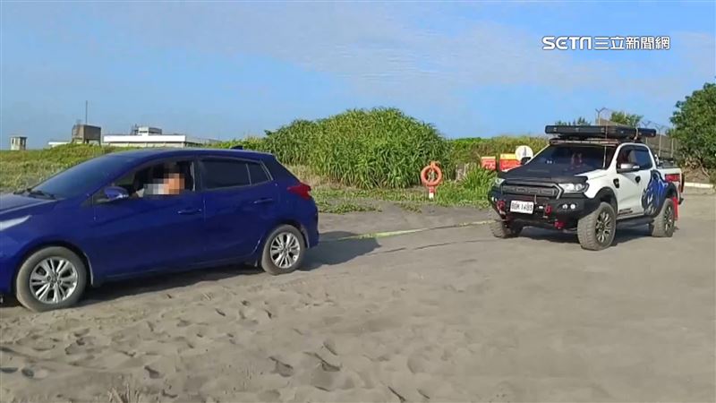 闖秘境賞日出　轎車受困壯圍沙灘動彈不得