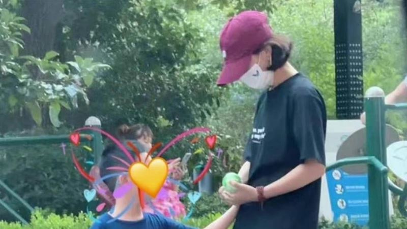 36歲趙麗穎最強童顏！帶5歲兒外出像姊弟