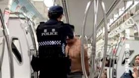 桃園男子打赤膊搭乘機場捷運，還與警員爆發口角衝突。（圖／翻攝自黑色豪門企業）