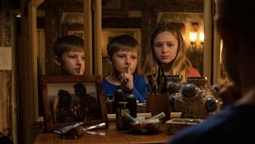 丹霍夫（中）在新片《邪惡勿語》的演出讓同片演員都大為驚訝。（圖／UIP提供）