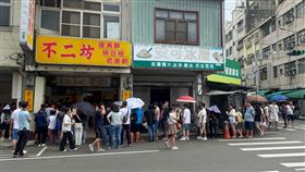 9月將迎中秋節  彰化蛋黃酥名店已現排隊人潮2024年中秋節落在9月17日，彰化縣知名蛋黃酥店家近日已湧現排隊人潮，24日午後現場也有大批民眾排成長長人龍，等待入店採購。中央社記者鄭維真攝  113年8月24日