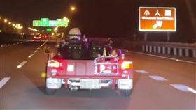 改裝卡丁車行駛在國道3號桃園龍潭路段