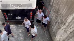 前中國解放軍海軍艦長阮芳勇（60歲）日前從福建駕駛快艇，直闖淡水老街渡船碼頭，被查獲時還說是要「投奔自由」，檢方依違反入出國及移民法將他起訴。士林地院今天（26日）首開庭審理此案，阮男走出囚車後，興奮地對在場媒體揮手說：「大家好，謝謝媒體對我的關注。」