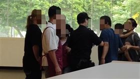 恐龍家長放任小孩在圖書館內鬼叫，引發遊客衝突。（圖／翻攝自PTT)