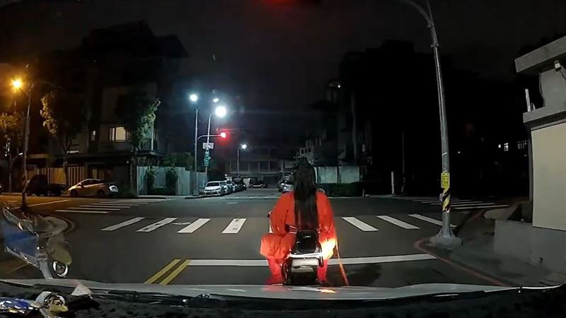 驚見「紅衣女」緩慢回頭　駕駛嚇壞急倒車