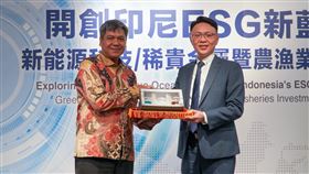 優勝新能源董事長許景翔（右）致贈紀念品予印尼工業部副部長Putu Juli Ardika。（圖／優勝新能源提供）
