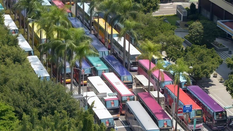 50輛遊覽車包圍交通部　反對自費裝刷卡機