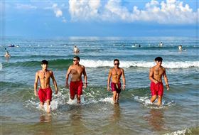 福容大飯店救生員秀肌肉
（圖／翻攝自福容大飯店臉書）