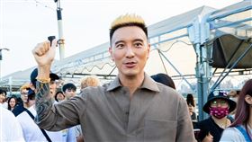 《角頭－大橋頭》王陽明（右）與電影中飾演爸爸的龍天翔一起在大稻埕碼頭市集宣傳電影。（圖／曼尼娛樂提供）