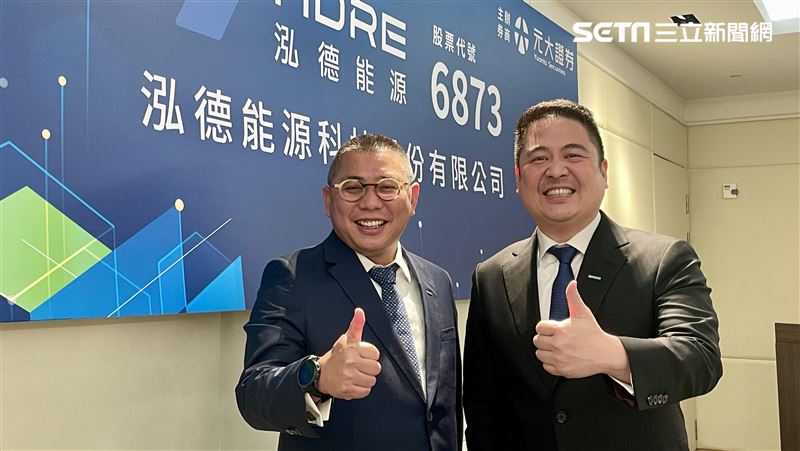 泓德能源(6873)於昨日晚間公告表示,將全力配合檢調調查及搜索,並強調公司營運財務一切正常、圖董事長謝源一(右)、總經理周仕昌(左)。(圖/資料照)