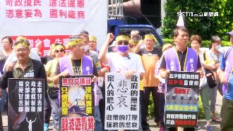 不滿強制自費裝刷卡機！遊覽車包圍交通部