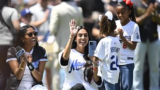 「老大想你了..」　道奇邀布萊恩一家開球