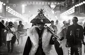 ▲榮獲2024國家地理雜誌台灣攝影大賽，「大甲媽來新港遶境」。（圖／翻攝自臉書存摺攝影）