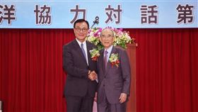 第6屆台日海洋事務合作對話會議開幕（3）第6屆台日海洋事務合作對話會議開幕式26日下午在台北圓山大飯店舉行，台灣日本關係協會會長蘇嘉全（左）與日本台灣交流協會會長大橋光夫（右）互相握手致意。中央社記者王飛華攝  113年8月26日