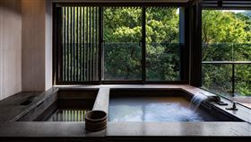 房內可享距離大磺嘴泉源最近的白磺溫泉。（圖／飯店旅宿業者提供）