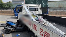 整台機車撞上小貨車，場面相當狼狽。（圖／消防隊提供）