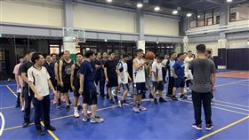 警察們換下深藍制服，準備在球場上大展身手。（圖／警方提供）